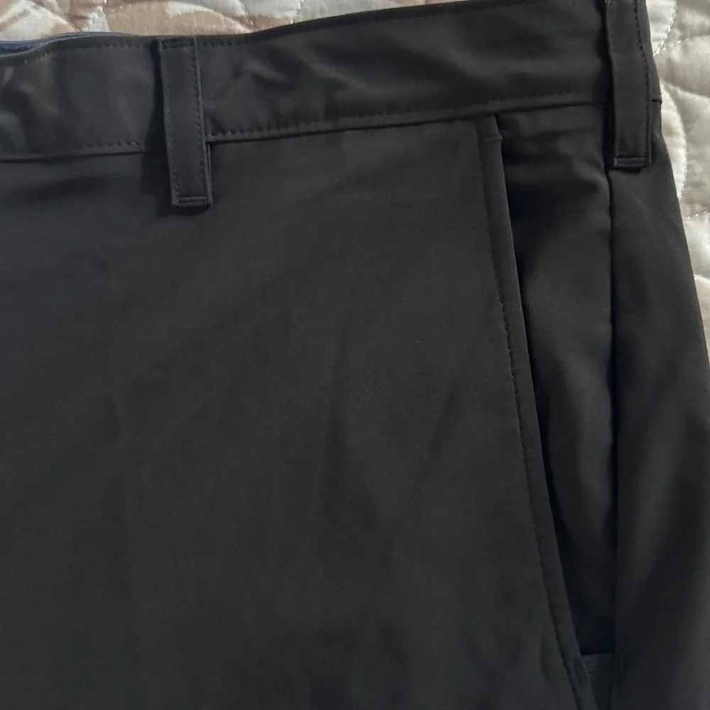 Izod Men's Swingflex Cargo Golf Shorts Size 42 Black